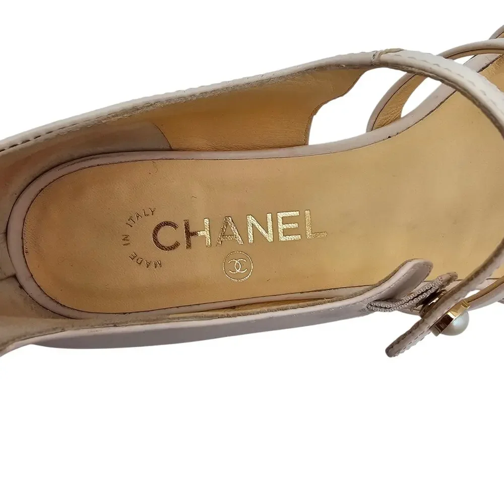Chanel Pearl White Leather Gladiator Flat Sandal Strap Cage Zip Size 38 7 7.5